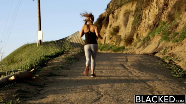 Превью Блондинка в чулках трахается раком с негром в обе дырочки № 14030