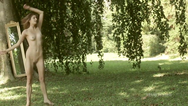 Длинноволосая телочка любит гулять голышом в парке и светить пилоткой