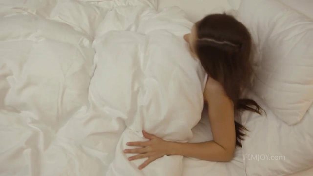 Превью Красотка нежно мастурбирует бритую письку в постели с утра № 14215