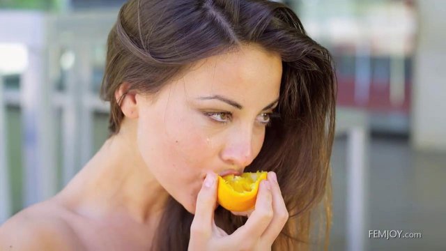 Превью Любительница фруктов нежно мастурбирует розовую щелку на стуле № 16190