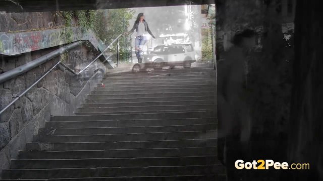 Превью Красотка писают на улице и не стесняются светить пилоткой № 16819