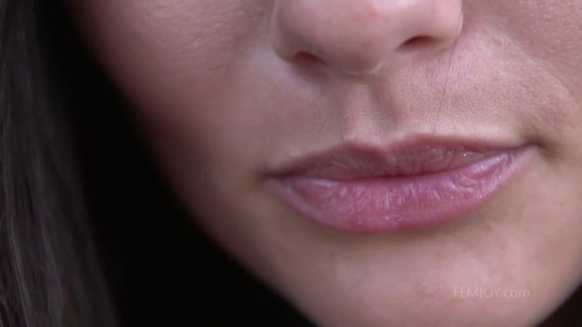 Превью Девушка показала свою сочную бритую пилотку на природе № 16863