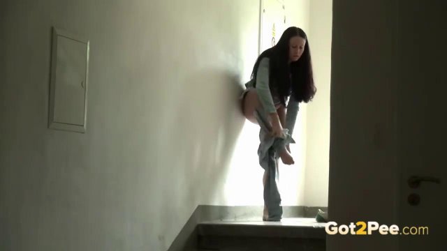 Превью Симпатичные девушки писают на улице в укромных уголках № 17251