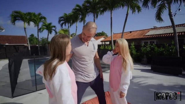 Превью Две похотливые телки в забавных костюмах запали на один большой член № 35553