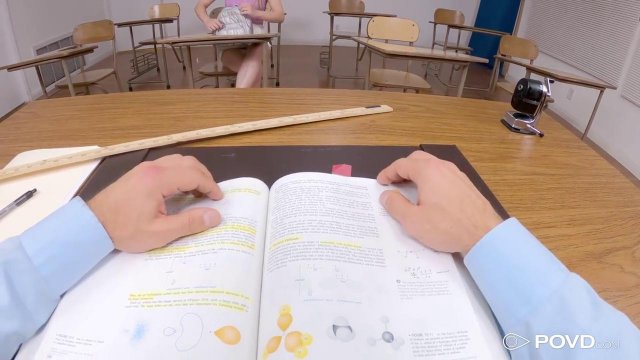 Превью Преподаватель проверил пилотку студентки своим крепким членом на столе № 35629