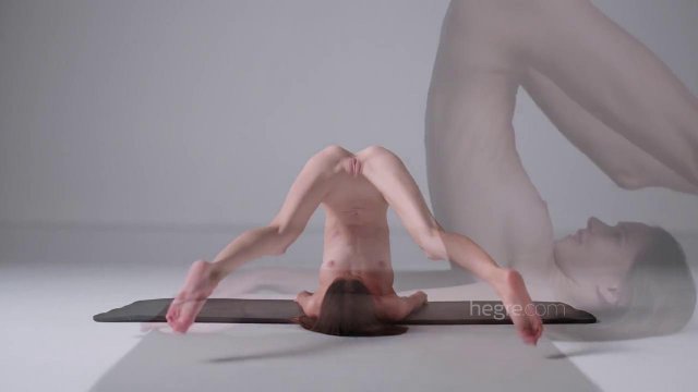 Превью Тощая модель засветила свою бритую пилотку на камеру № 35639