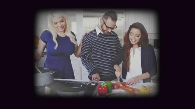 Превью Мамка делится с дочкой членом своего нового любовника № 36174