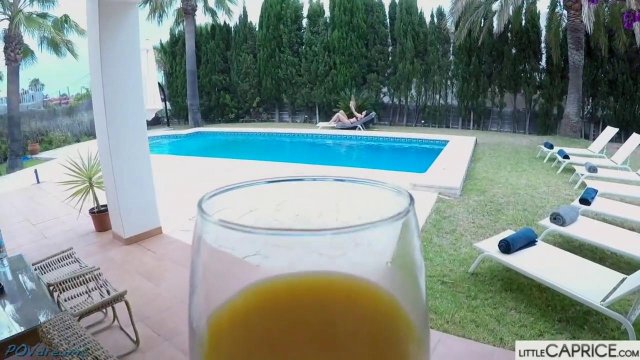 Превью Брюнетка проводит выходной в бассейне и сосет соседу № 36195