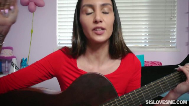 Превью Брюнетка с упругой попкой волнует парня минетом и сексом в пилотку № 36218