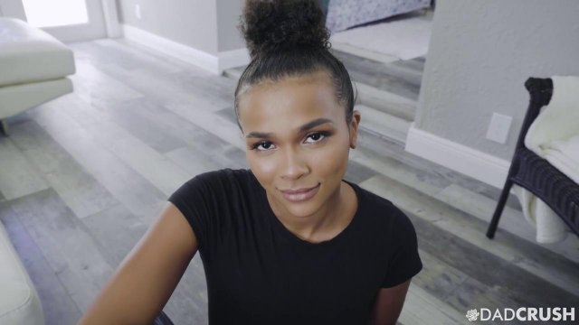 Мулатка с обвисшими сиськами соблазнила на секс белого мужчину