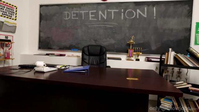 Превью Студентка отсосала однокурснику прямо в кабинете № 37730