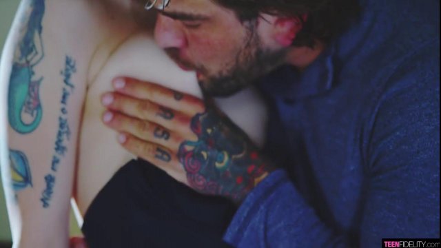 Превью Девка с татуировками глубоко отсосала и потрахалась № 37747