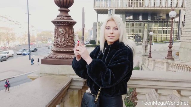 Превью Блондинка присаживается на член парня на первом свидании № 37773