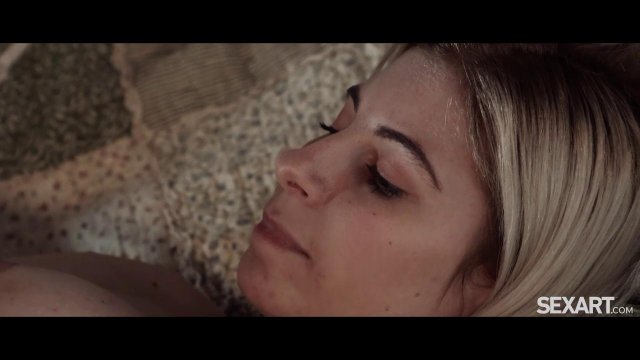 Превью Влюбленная лесбийская пара занимается сексом рано утром № 37774