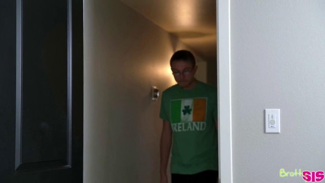 Превью Парню повезло снять двух девушек и трахнуть их № 37798