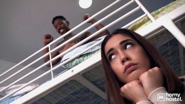 Превью Негр отодрал незнакомую девушку в хостеле № 37839
