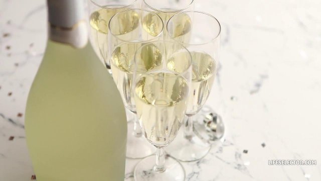 Превью Жених изменяет невесте с ее подругой во время свадьбы № 37840