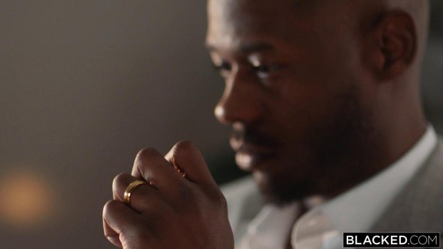 Превью Красотка с волосатой киской оседлала черный ствол № 42348